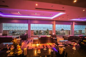 6 bares, bar junto a la piscina y bar en la playa