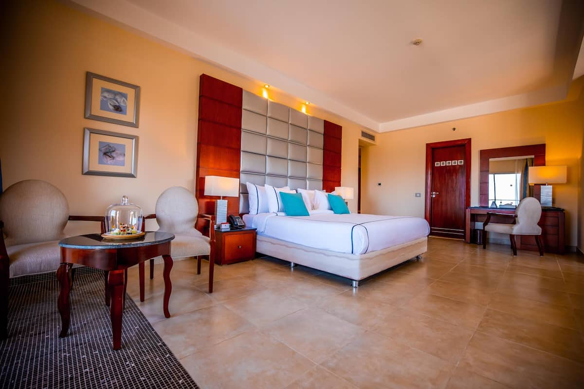 Egyptian cotton sheets, premium bedding, minibar, in-room safe