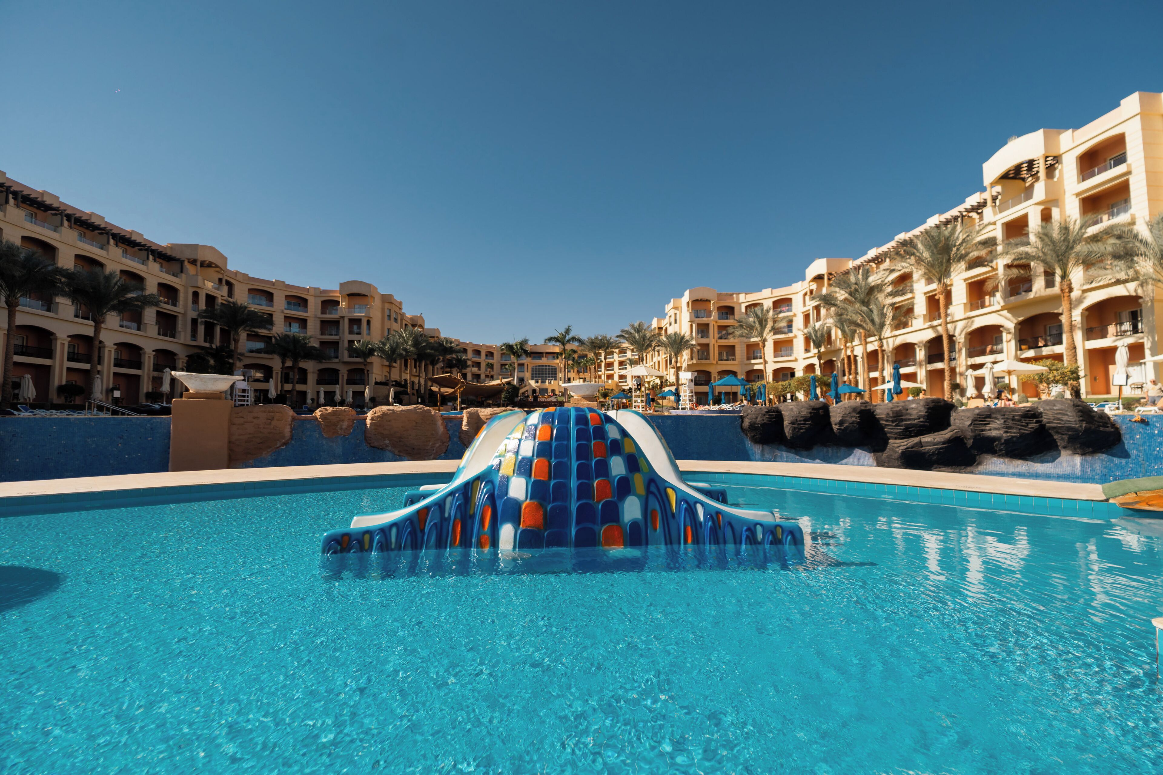 5 piscine all'aperto, ombrelloni da piscina, lettini