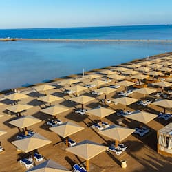 Playa privada, sillas reclinables de playa, sombrillas, toallas de playa