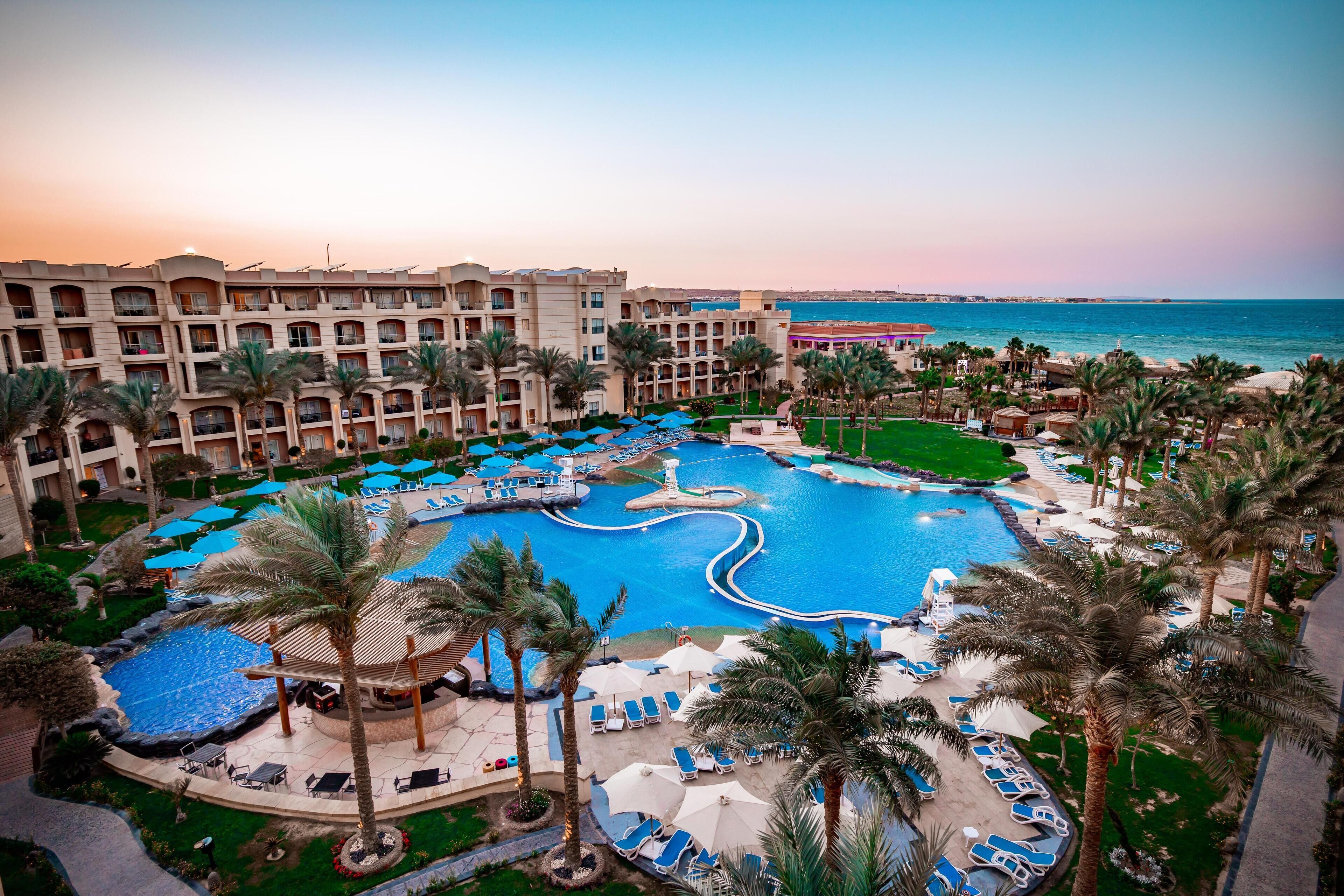 5 outdoor pools, pool umbrellas, sun loungers