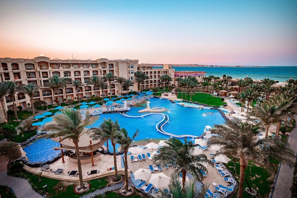 5 outdoor pools, pool umbrellas, sun loungers