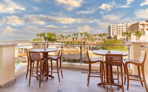 6 bars, bar en bord de piscine, bar de plage