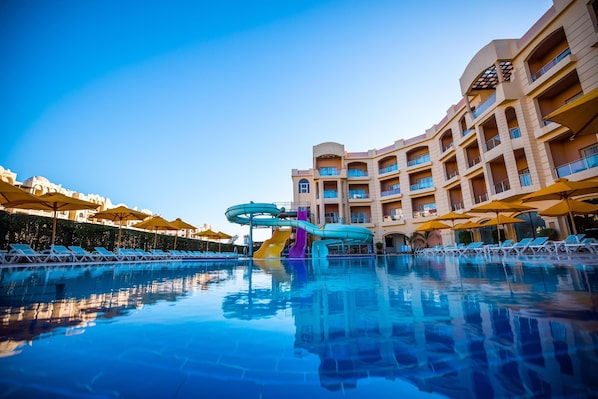 5 piscines extérieures, parasols de plage, chaises longues