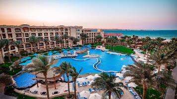 5 Außenpools, Sonnenschirme, Liegestühle