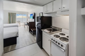 Oceanfront Efficiency, 2 Queen Beds, Non Smoking, Kitchenette (Newly Remodeled) | Premium bedding, soundproofing, free WiFi, bed sheets