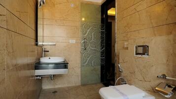 Deluxe kamer | Badkamer | Een douche, een regendouche, gratis toiletartikelen, een haardroger
