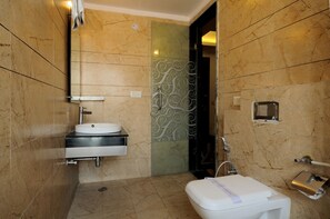 Quarto luxo | Banheiro | Chuveiro, chuveiro com efeito de chuva, produtos de toalete grátis 