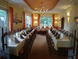 Dinner served, German cuisine, alfresco dining  - Hotel Schmidt-Mönnikes (Bochum)