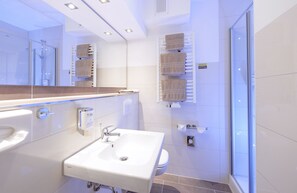 Single Room | Bathroom | Shower, free toiletries, hair dryer