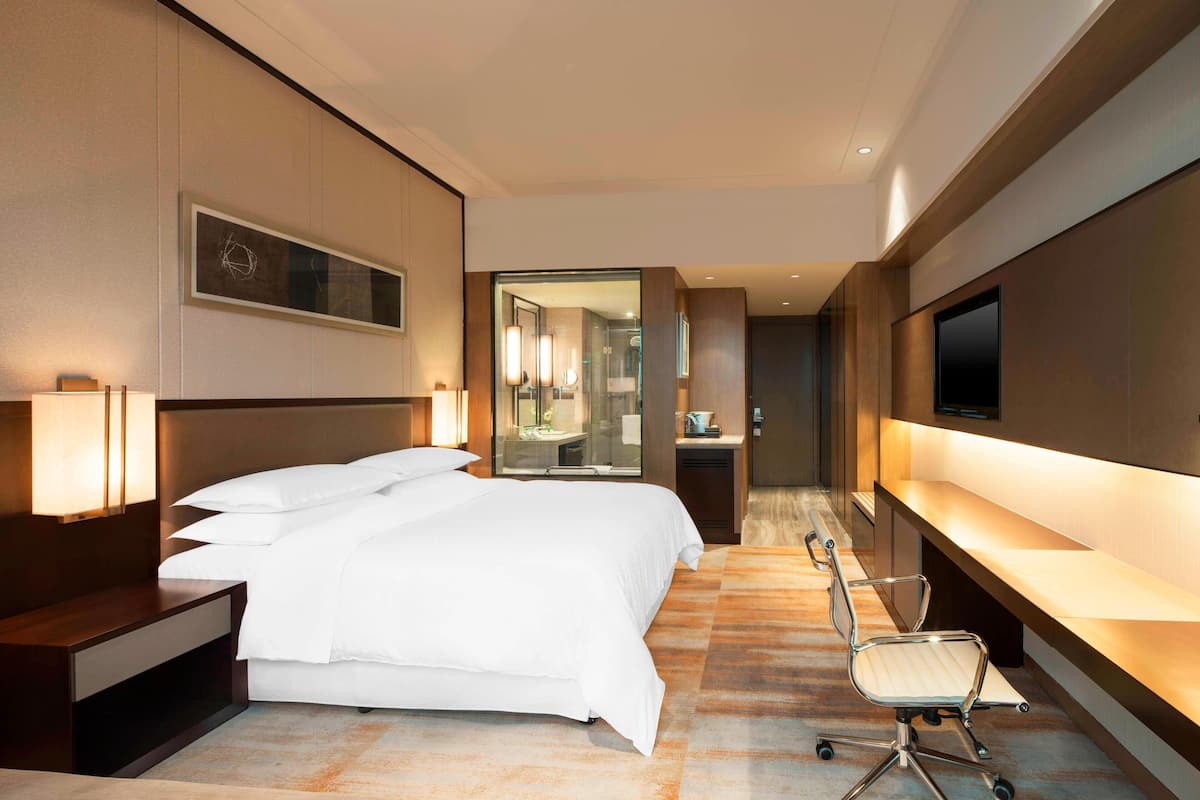 Minibar, in-room safe, desk, iron/ironing board