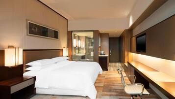 Minibar, caja de seguridad en la habitación y escritorio