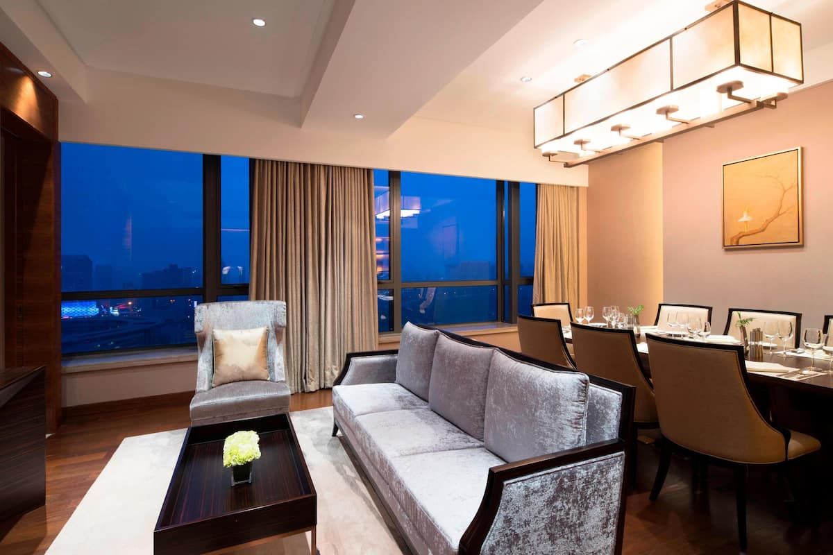 junior suite, 1 bedroom, executive level | minibar, in-room safe, desk, iron/ironing board