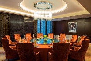 3 restaurantes; se sirve desayuno, almuerzo y cena; cocina china