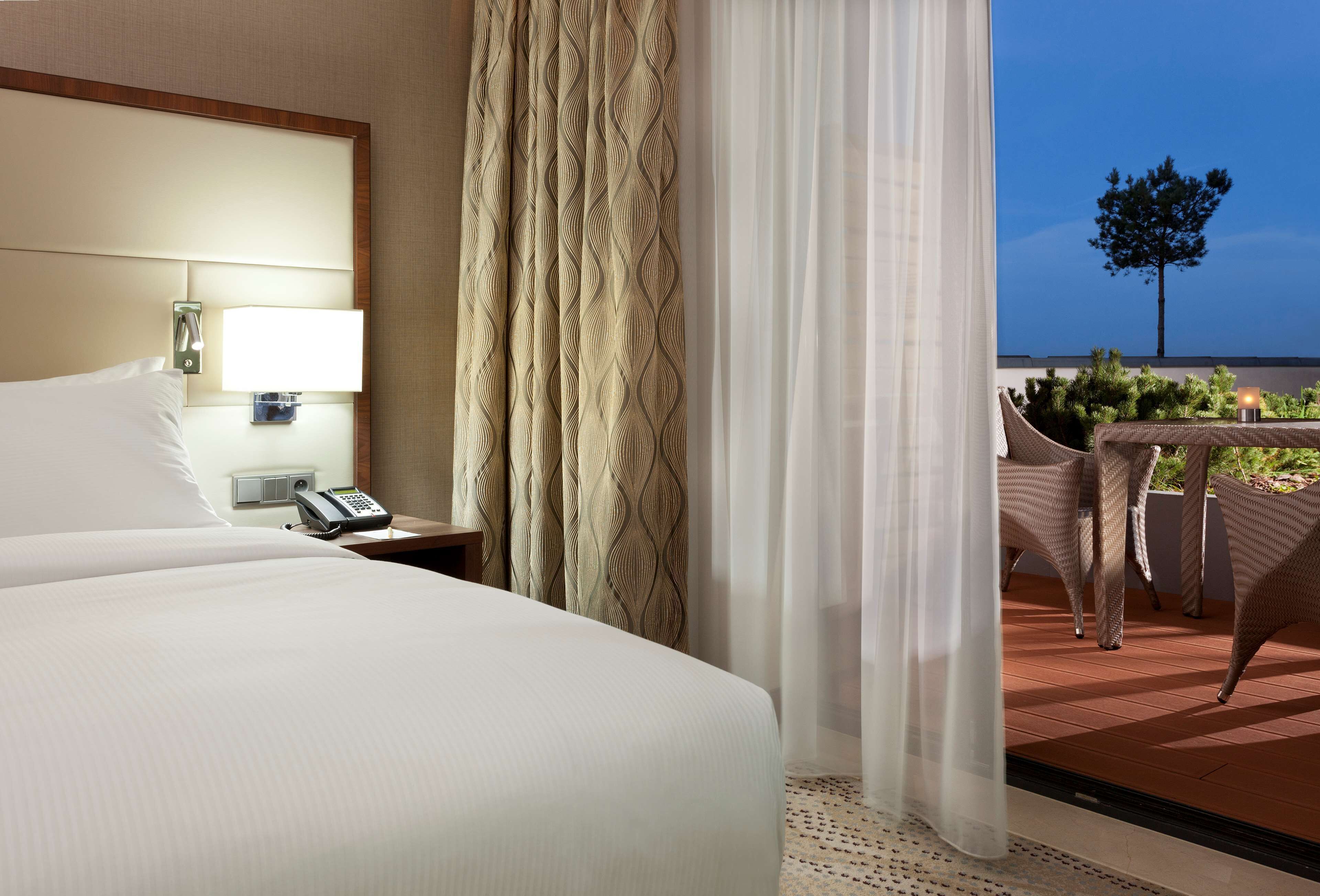 Quarto, 1 cama King, terraço | Roupas de cama premium, frigobar, cofres nos quartos, escrivaninha