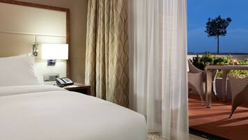 Quarto, 1 cama King, terraço | Roupas de cama premium, frigobar, cofres nos quartos, escrivaninha
