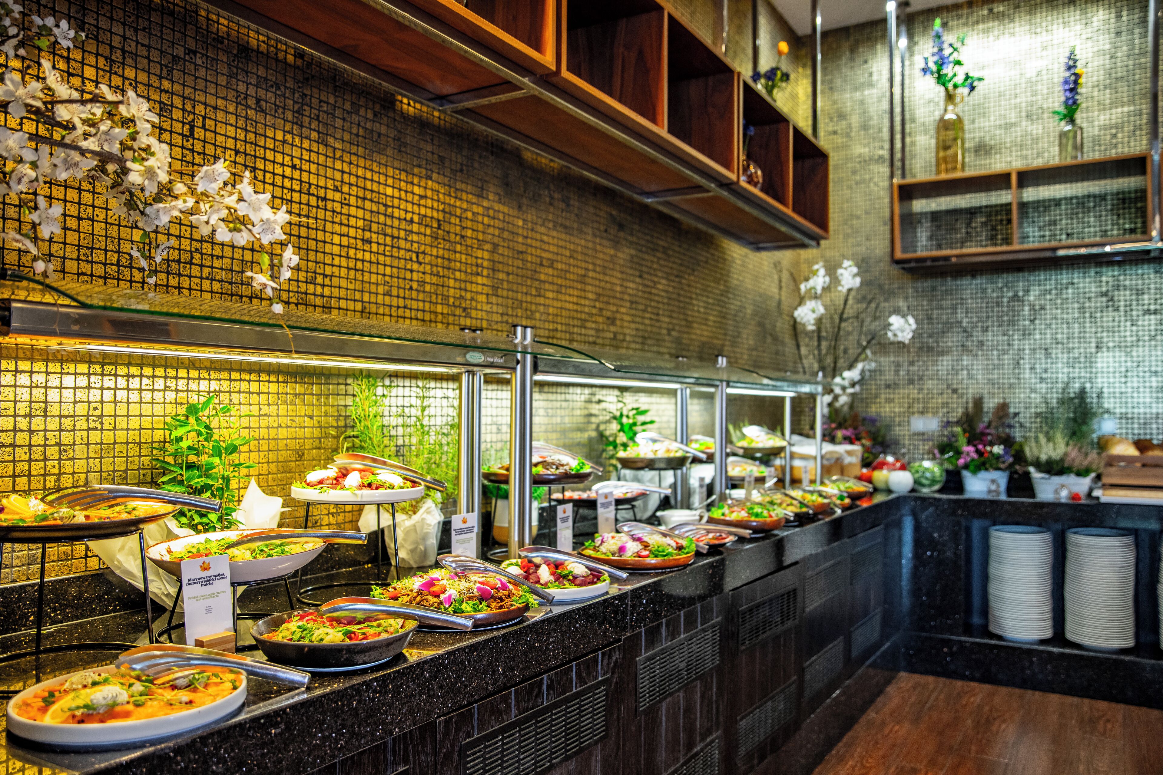 Daily buffet breakfast (PLN 95 per person)
