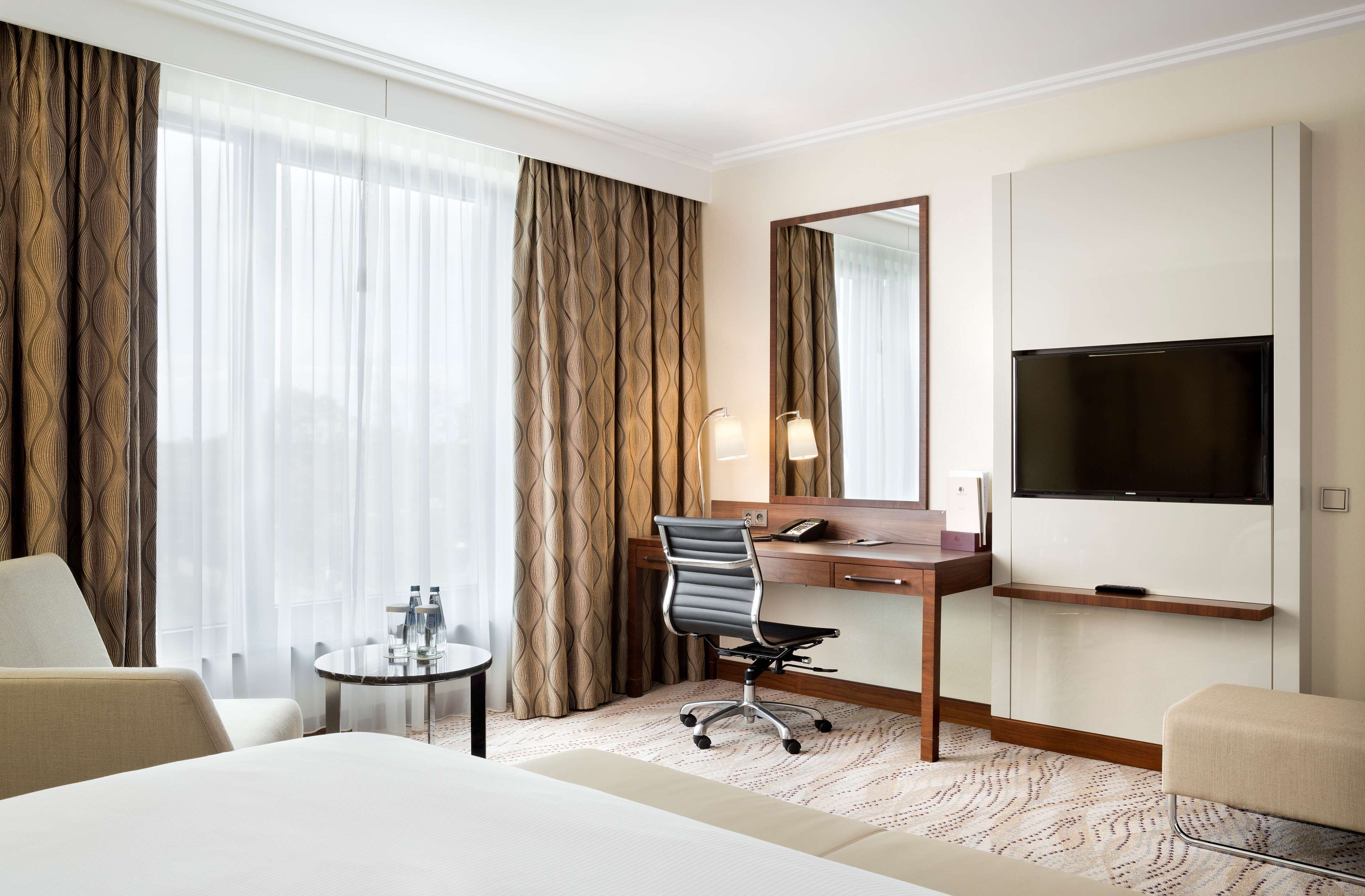executive room, 2 single beds | premium bedding, minibar, in-room safe, desk