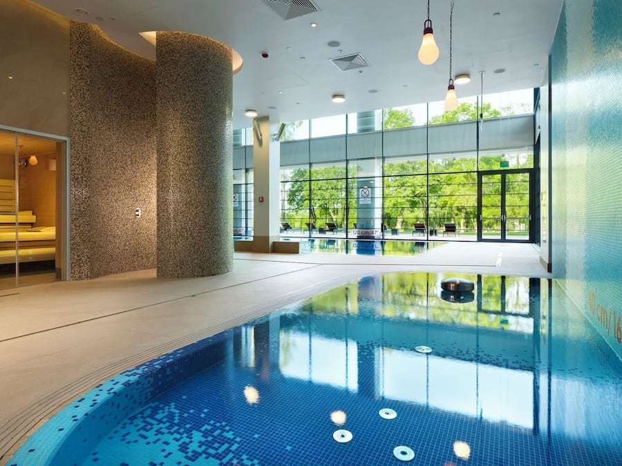 Indendørs pool, åben fra kl. 07.00 til kl. 22.00, liggestole