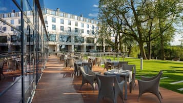 Petit-déjeuner, déjeuner et dîner servis sur place, vue sur le jardin