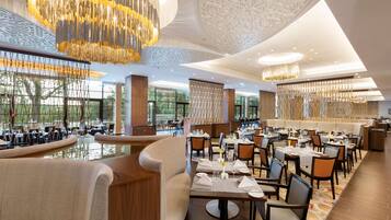 Frühstück, moderne, europäische Küche, Blick auf den Garten