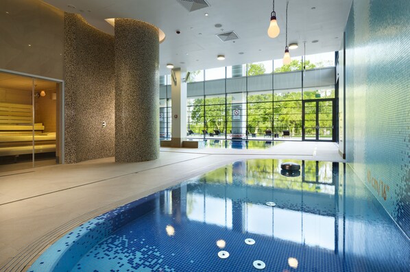 Indoor pool, open 7:00 AM to 10:00 PM, sun loungers - DoubleTree By Hilton Hotel & Conference Centre Warsaw (Warsaw)