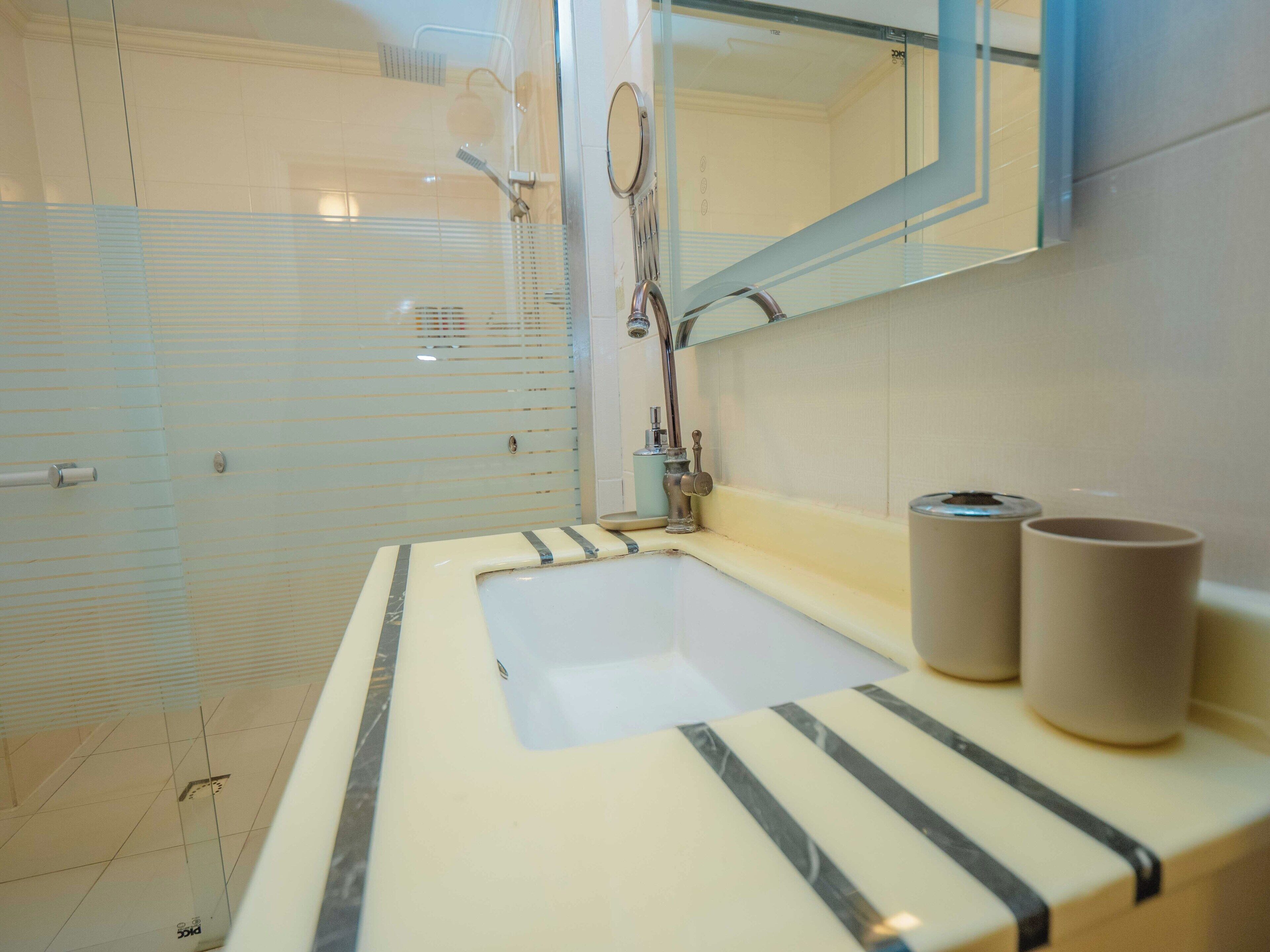 comfort room (king) | bathroom | free toiletries, hair dryer, bathrobes, towels