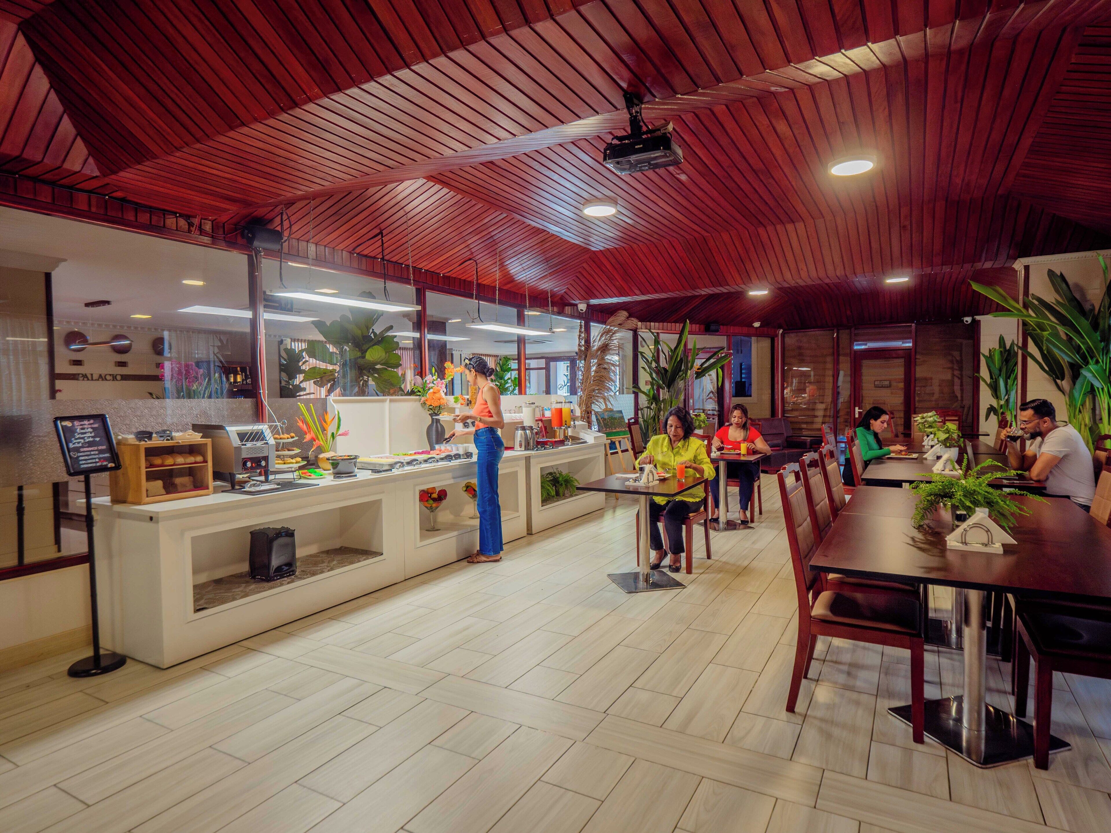 朝食 (テイクアウト)、毎日提供 (1 名様 12 USD)