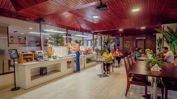 Petit déjeuner à emporter (12 USD par personne)