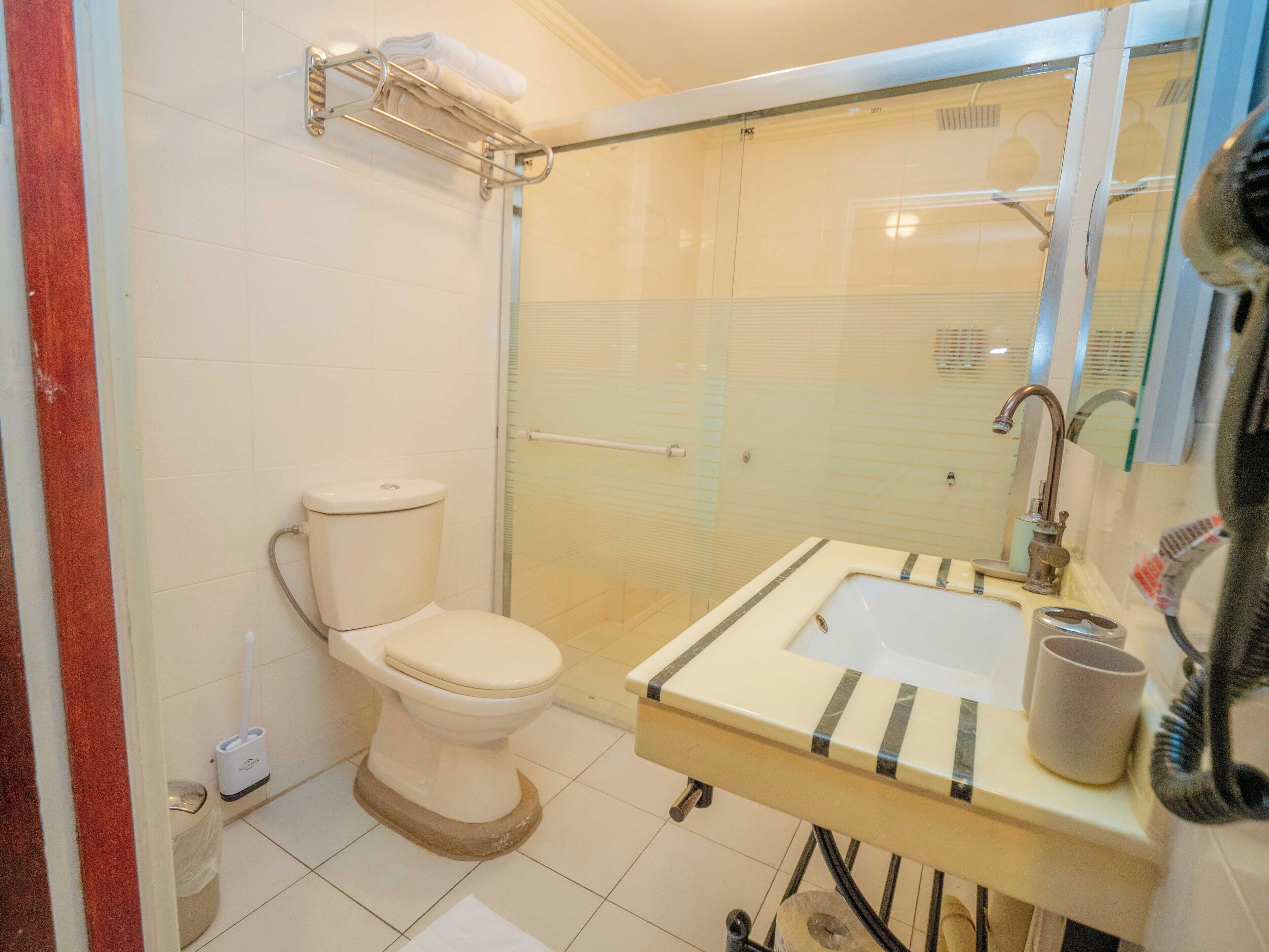 comfort room (king) | bathroom | free toiletries, hair dryer, bathrobes, towels