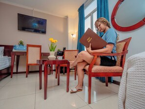 Quarto triplo conforto, várias camas | Cofres nos quartos, escrivaninha, espaço de trabalho para notebook