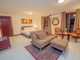 Quarto premium, 1 cama King, vista para a cidade | Cofres nos quartos, escrivaninha, espaço de trabalho para notebook