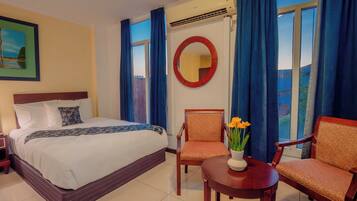 Kamar Quadruple Premium, 2 Tempat Tidur Queen | Brankas, meja kerja, ruang kerja ramah laptop, dan tirai kedap cahaya