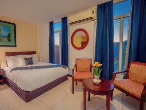 Premium-Vierbettzimmer, 2 Queen-Betten | Zimmersafe, Schreibtisch, laptopgeeigneter Arbeitsplatz