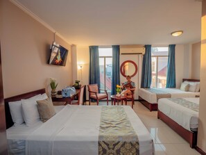 Caja de seguridad en la habitación y escritorio 