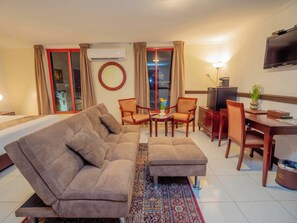 Premium-Zimmer, 1 King-Bett, Stadtblick | Zimmersafe, Schreibtisch, laptopgeeigneter Arbeitsplatz