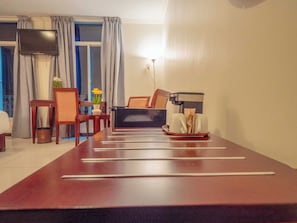Comfort-rum (king) | VÀrdeförvaringsskÄp pÄ rummet, skrivbord och arbetsyta för laptop