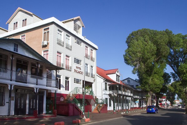 Fachada de la propiedad