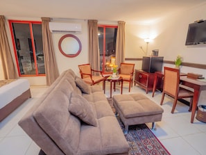 Premium-Zimmer, 1 King-Bett, Stadtblick | Zimmersafe, Schreibtisch, laptopgeeigneter Arbeitsplatz