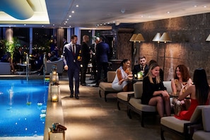 2 Bars/Lounges, Cocktailbar, Champagner-Bar