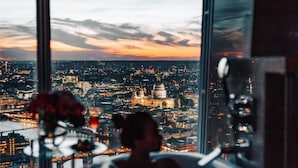 A cityscape view from a high-rise window, including a prominent dome building. - Shangri-La The Shard, London (London)