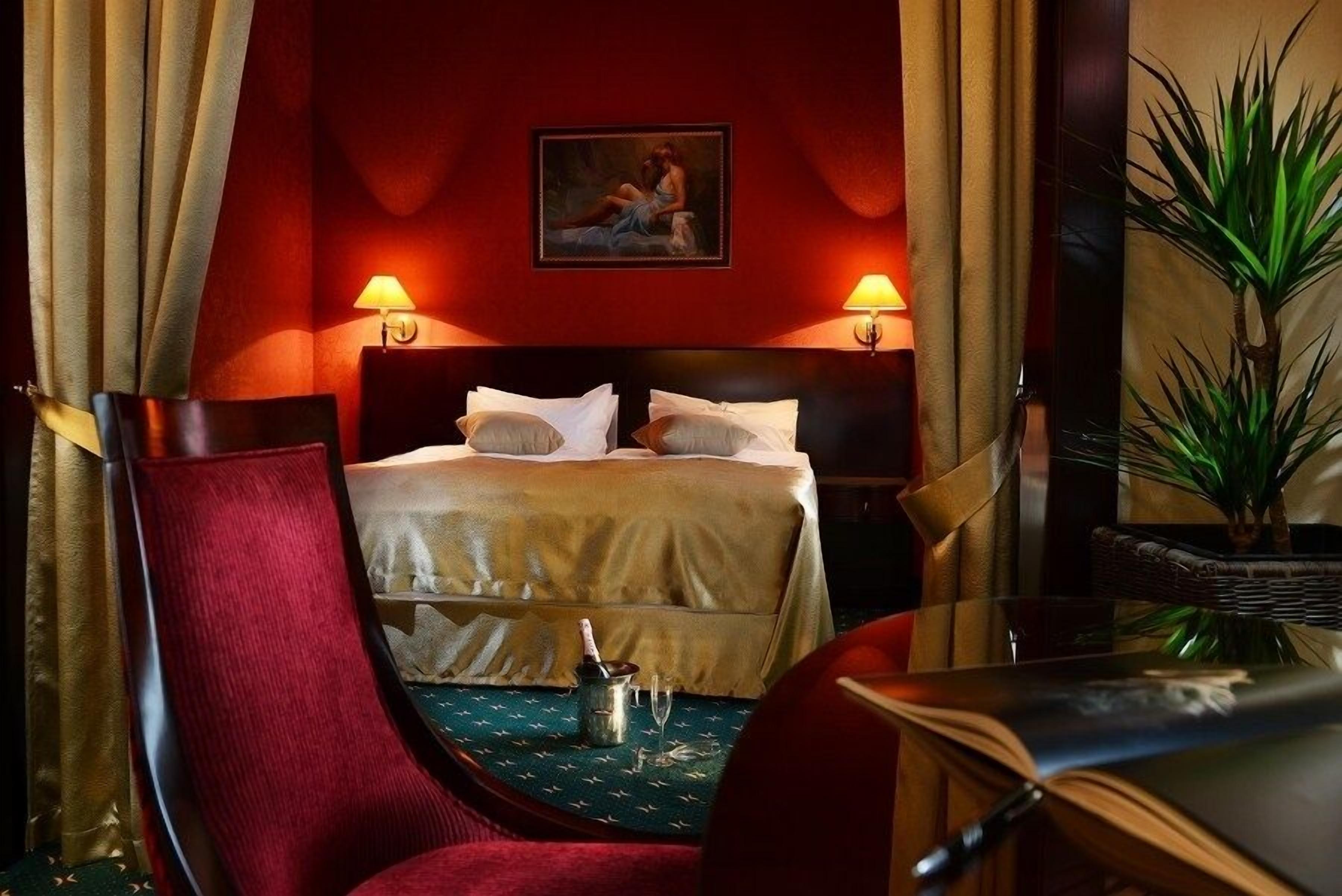 minibar, in-room safe, desk, blackout curtains