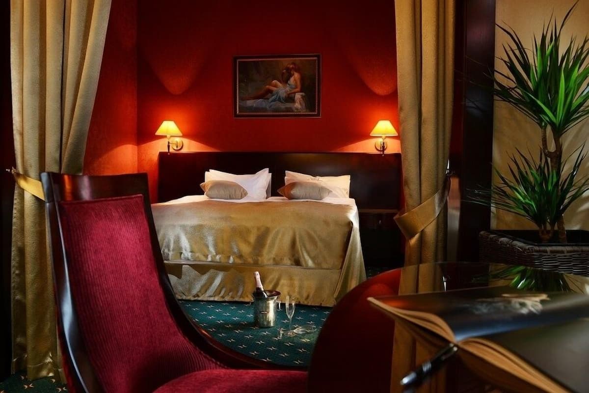 minibar, in-room safe, desk, blackout curtains