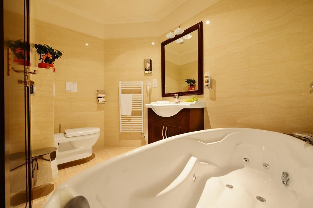 suite | bathroom | free toiletries, hair dryer, towels