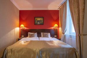 Dobbeltrom – standard | Minibar, safe på rommet, skrivebord og blendingsgardiner