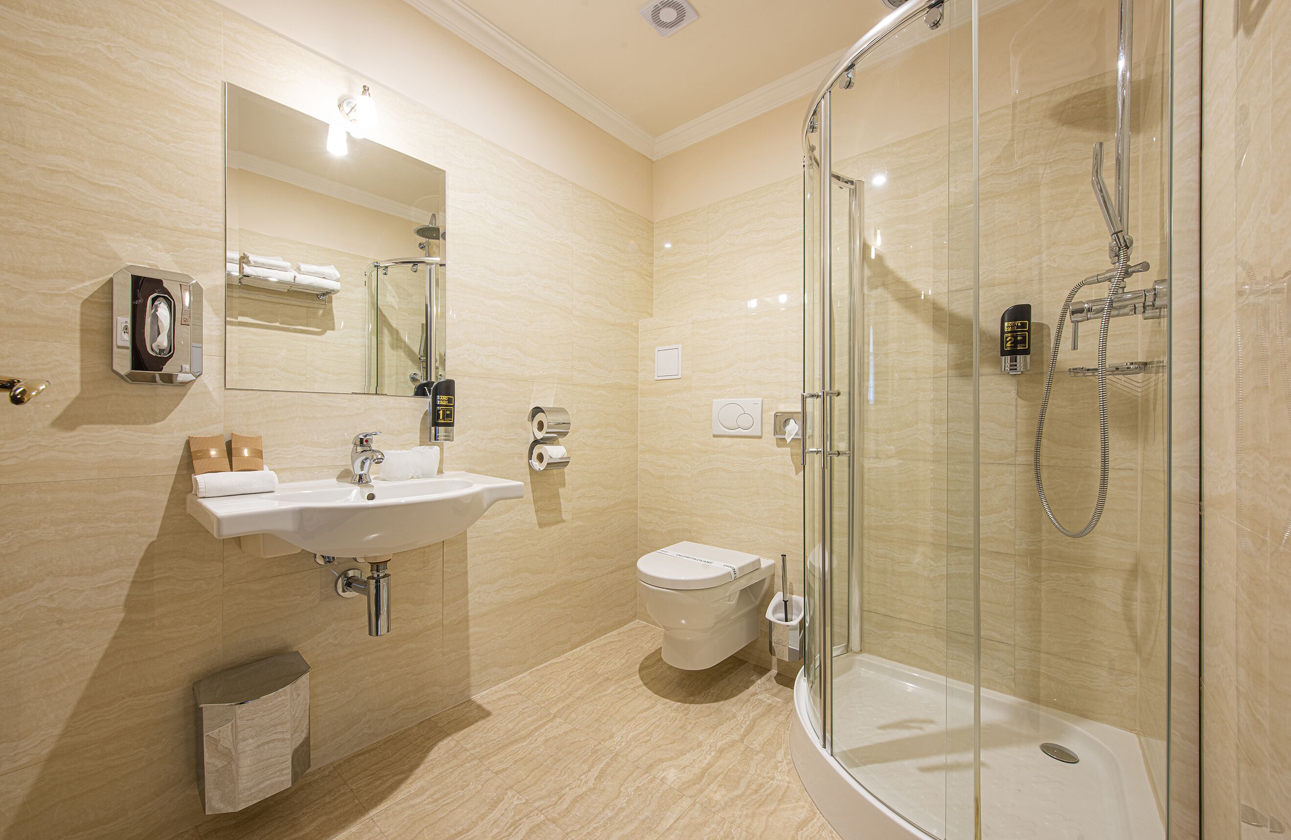 standard double room | bathroom | free toiletries, hair dryer, towels