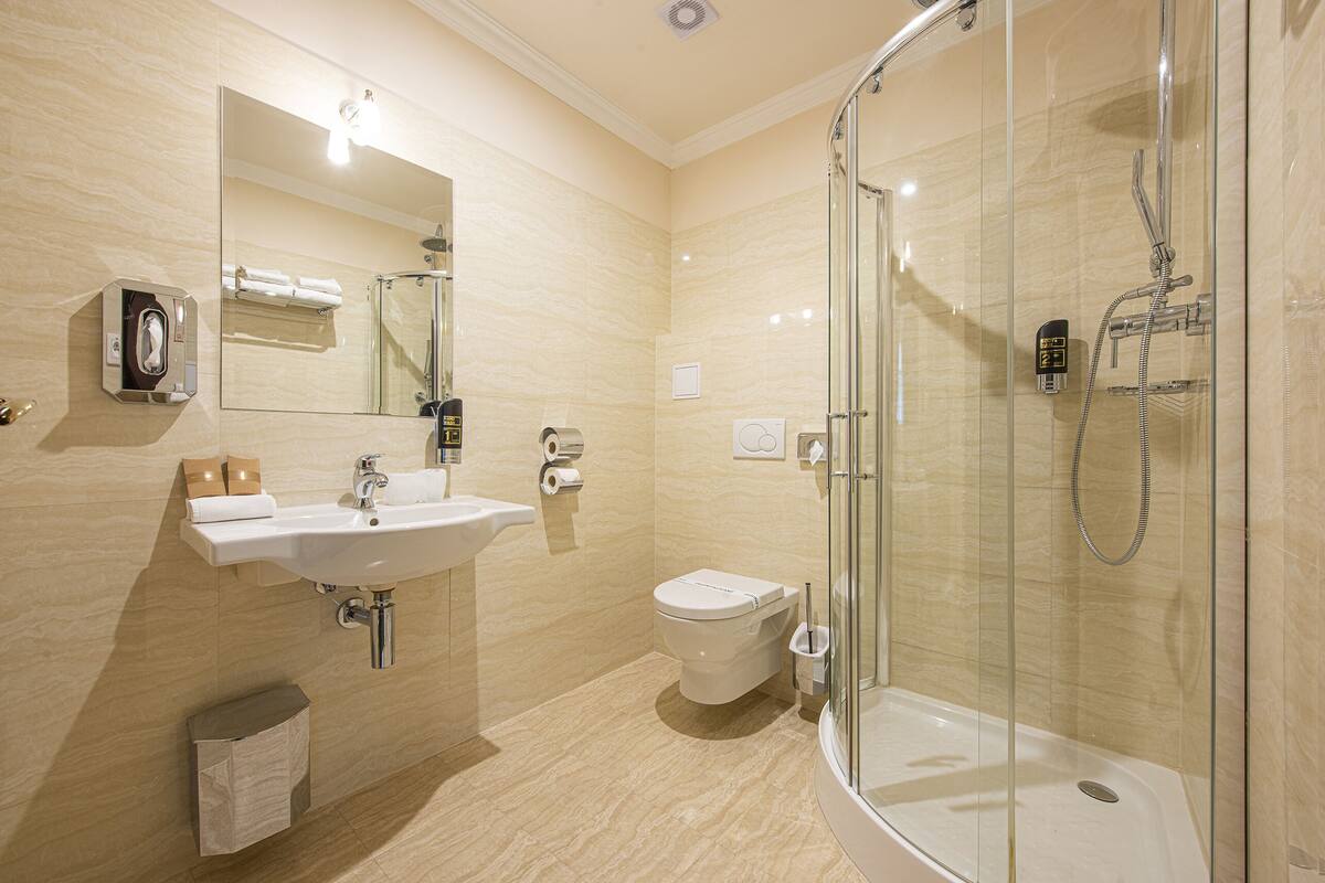 standard double room | bathroom | free toiletries, hair dryer, towels