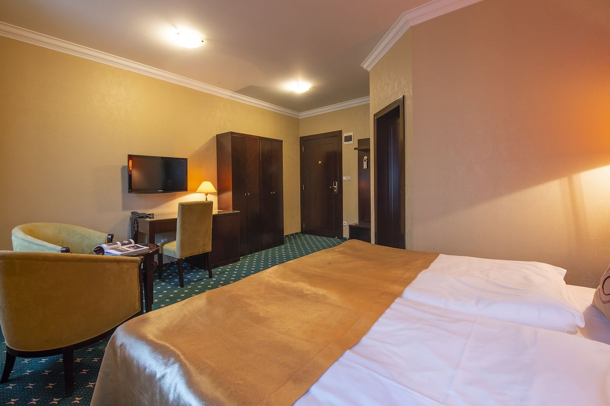 standard double room | minibar, in-room safe, desk, blackout curtains