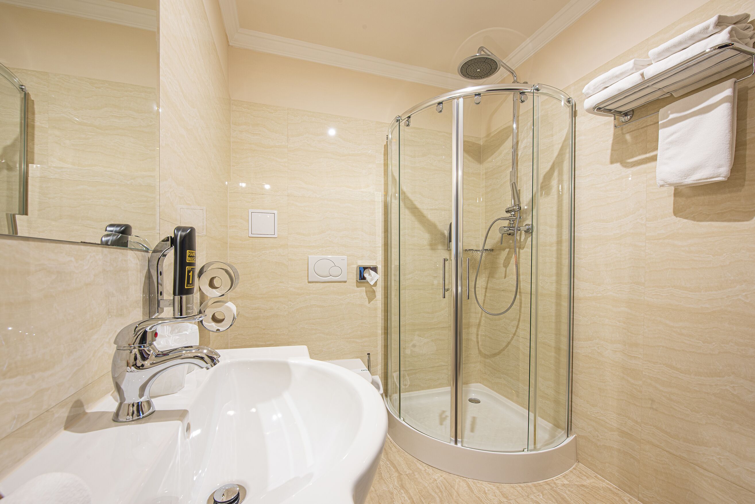 standard double room | bathroom | free toiletries, hair dryer, towels