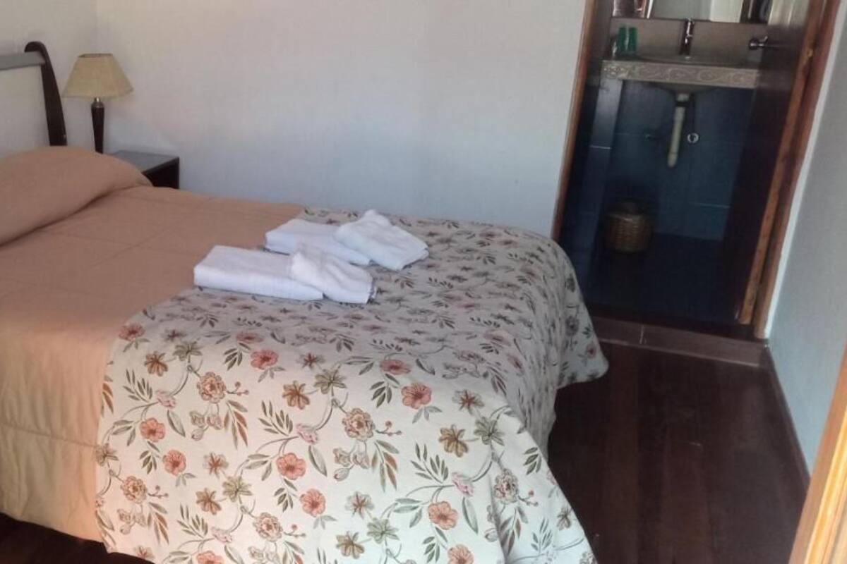 Chambre de base double ou avec lits jumeaux | Literie de qualité, ameublement unique, accÚs au Wi-Fi (inclus)